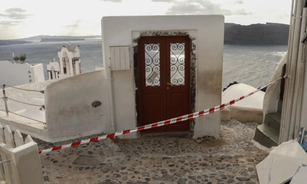 Σοκαριστικό ντοκουμέντο από τους σεισμούς της Σαντορίνης - Όταν τα 4,9 Ρίχτερ ταρακούνησαν το νησί (βίντεο)